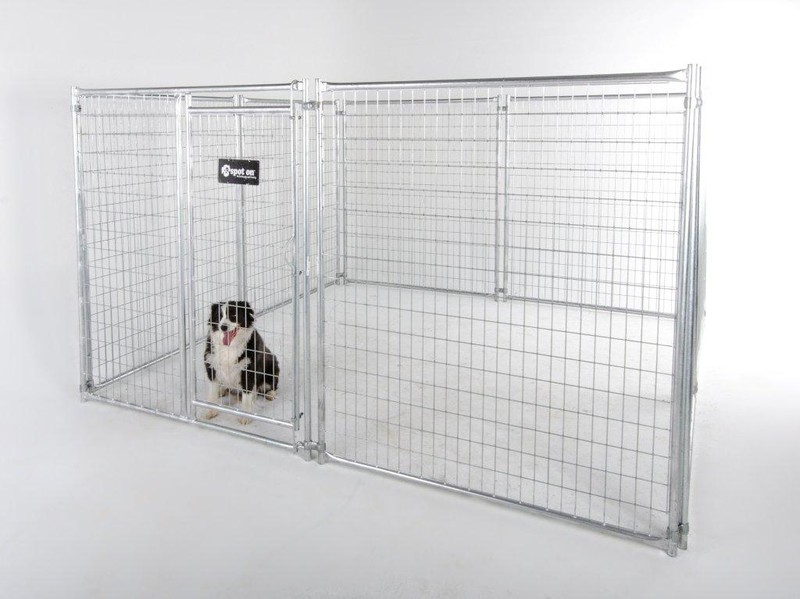 Mesh pet outlet enclosure